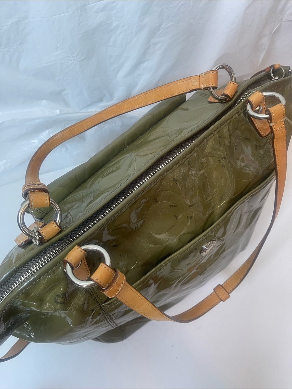 Coach 13179 patent olive green leather tote bag. - Picture 5 of 12